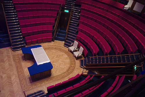 Royal Institution Speaker Calls for an End To Culture Wars