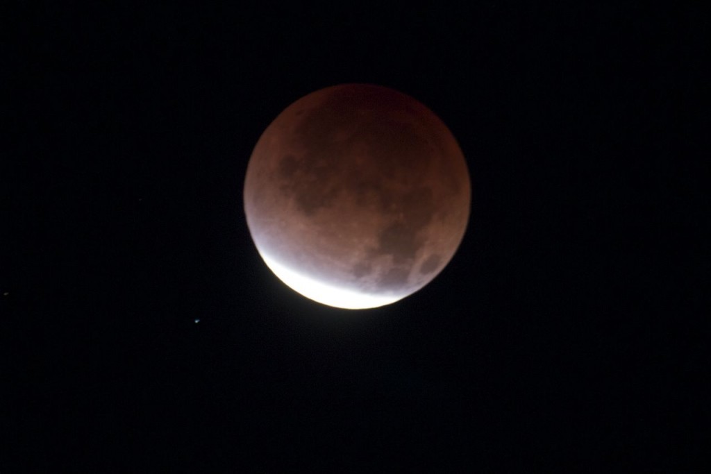 Lunar Eclipse, 10th Dec 2011, 6.00 PST, Los Angeles (Photo:Tim Jones)