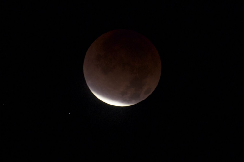 Lunar Eclipse, 10th Dec 2011, 6.02 PST, Los Angeles (Photo:Tim Jones)