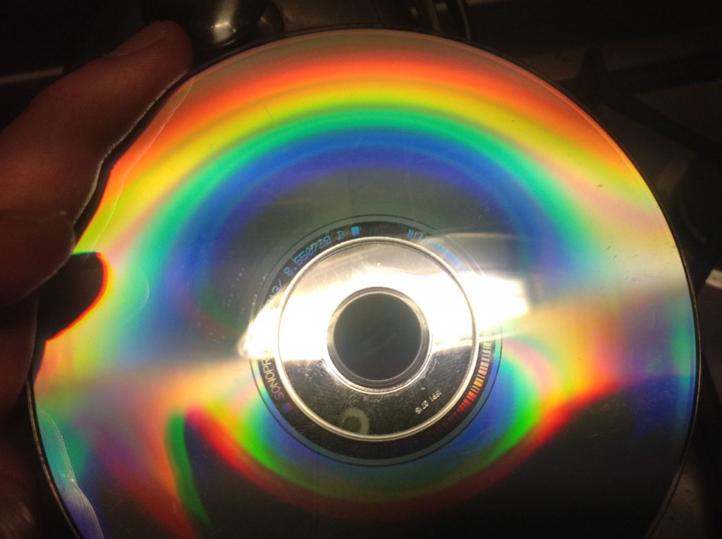 Spectrum of fluorescent lamp by diffraction in a CD (Photo: Tim Jones)